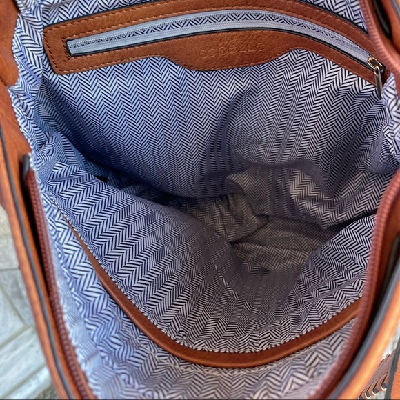 Beautiful faux leather crossbody bag. Excellent condition like new - Picture 11 of 11